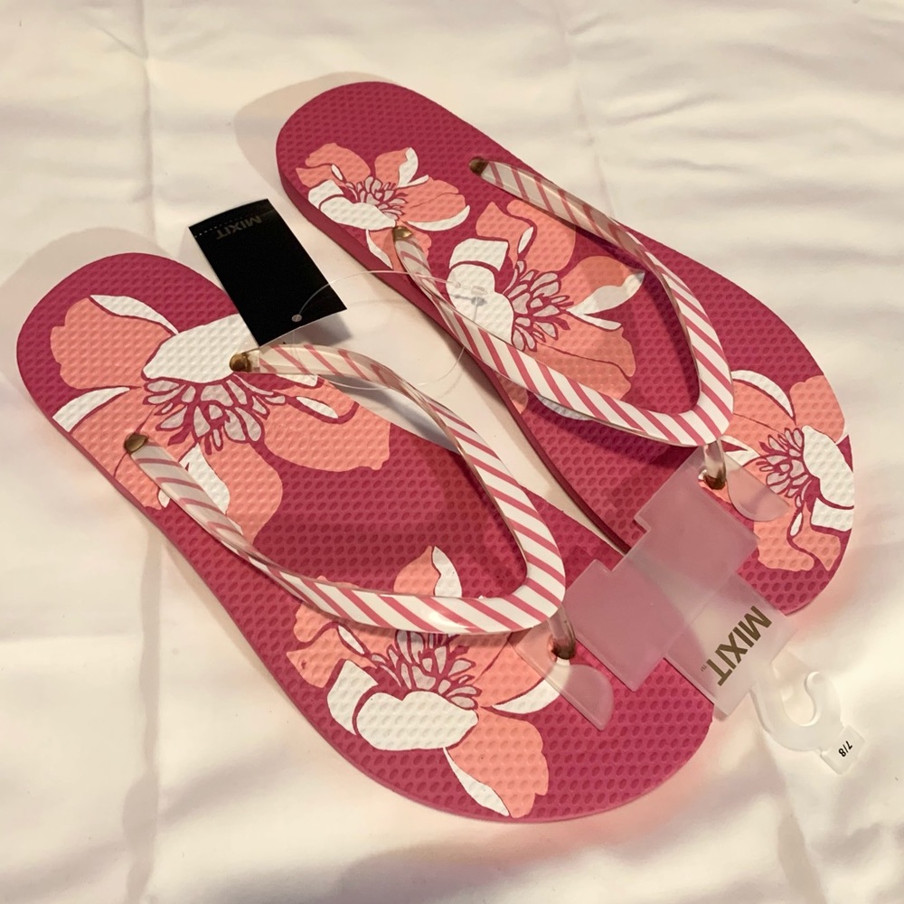New mix it “floating petals” floral print flip flops. Sz 7/8